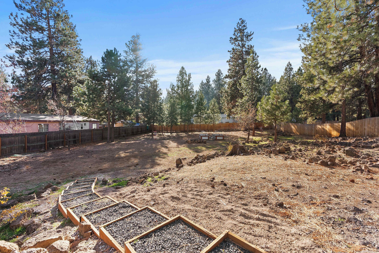 Property grounds 2, Just Around the Bend For 8, Deschutes