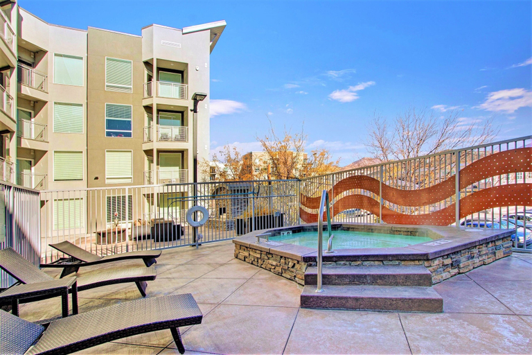 Outdoor spa tub, Spacious 2-Bedroom Urban Oasis, Salt Lake
