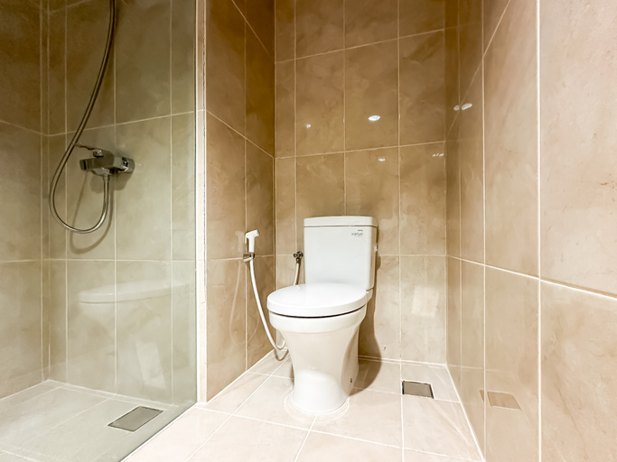 Bathroom 5, Lovely and Vibrant 2BR Space at Praxis Apartment by Travelio, Surabaya
