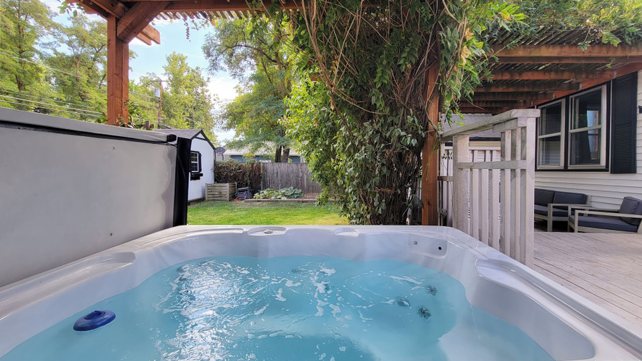 Outdoor spa tub 3, Rosewood Collective- House & Studio, Jackson