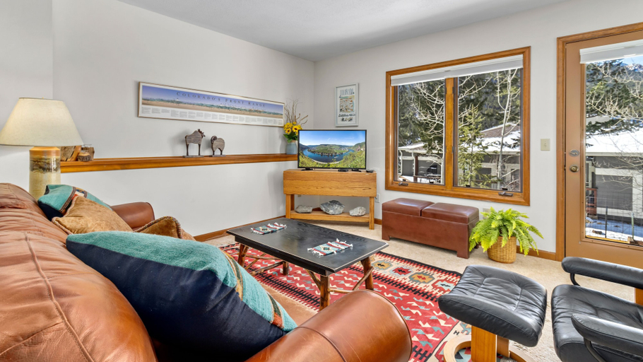 Living area 2, Primavista Luxury At Windcliff 3 Bedroom Condo by RedAwning, Larimer