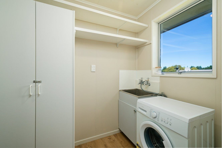 Laundry 5, Ocean & Mountain Views 3-bedroom Home, Kaikoura