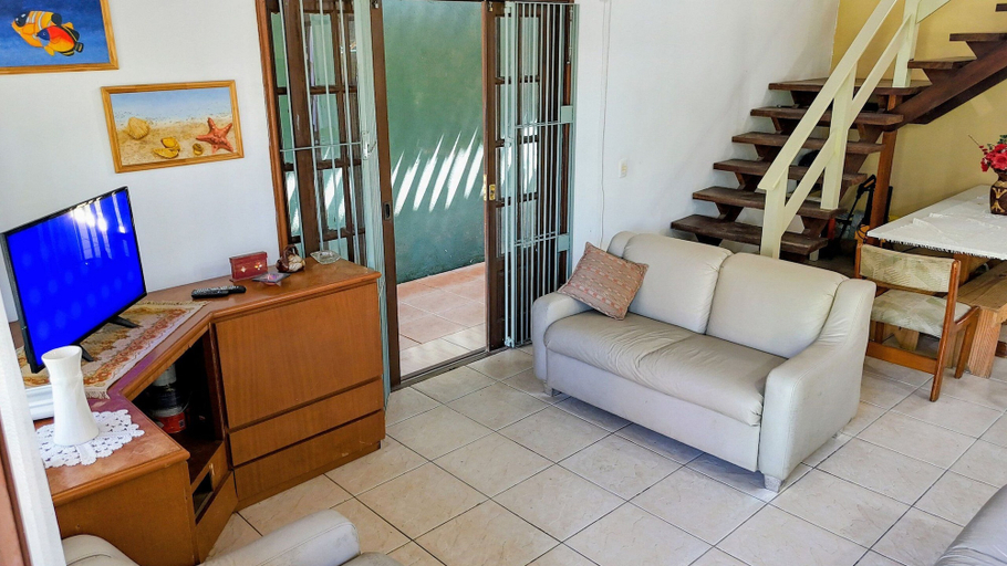 Living area 2, Casa a 200m da Praia com Piscina Privativa para Grupos em Boracéia, Bertioga