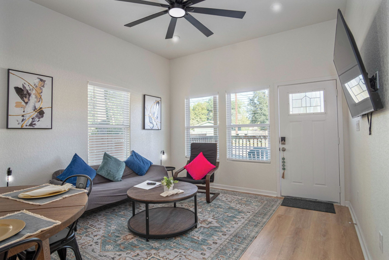 Living room 3, Pristine 3 BR/ 2BA Abode Close to Lovely Downtown!, Bexar