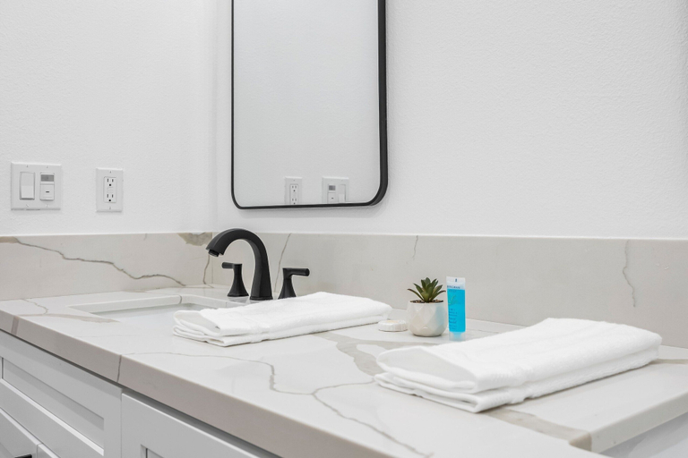 Bathroom 4, Palm Desert Suites, Riverside