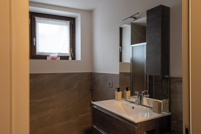 Bathroom 4, Casa da Normi, Sondrio