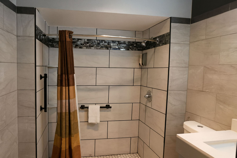Bathroom 5, Mountain Star Inn, Iron