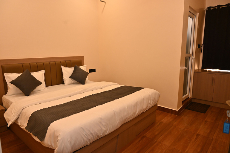 Room 5, Hotel Pinaka, Pratapgarh