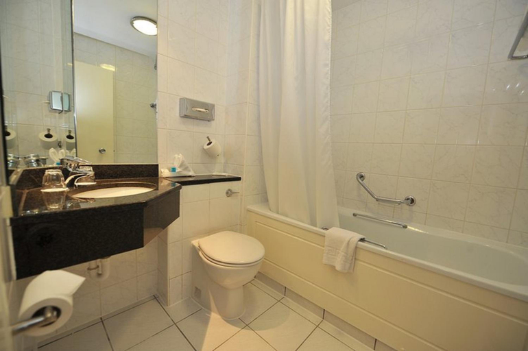 Bathroom 4, Airport Inn Manchester, Manchester