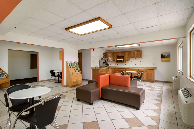 Public Area 2, Motel 6 Davenport, IA, Scott