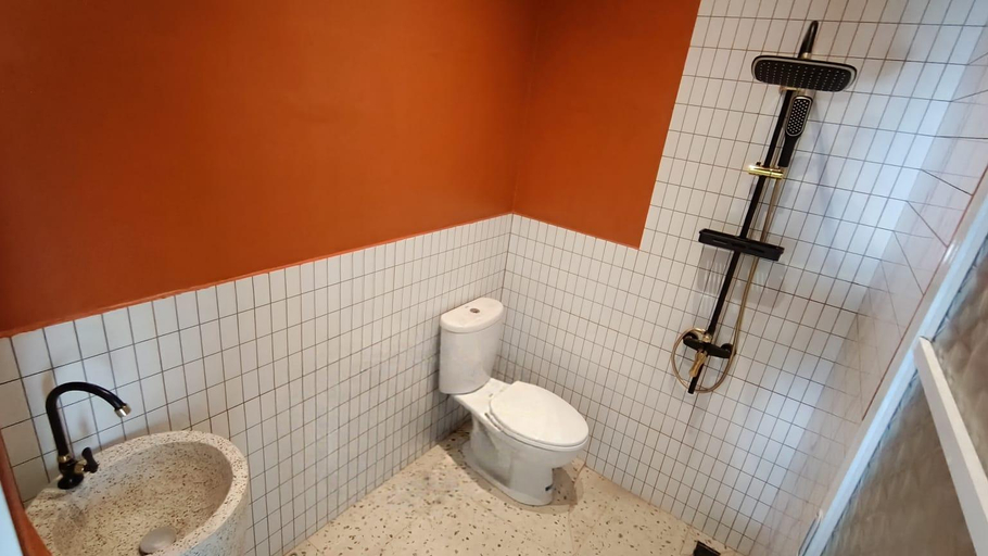 Bathroom, Kusuma Syariah Villa, Sleman