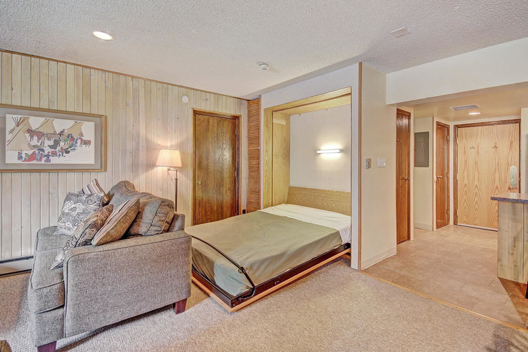 Room 2, CM116S and 117H Copper Mtn Inn by RedAwning, Summit