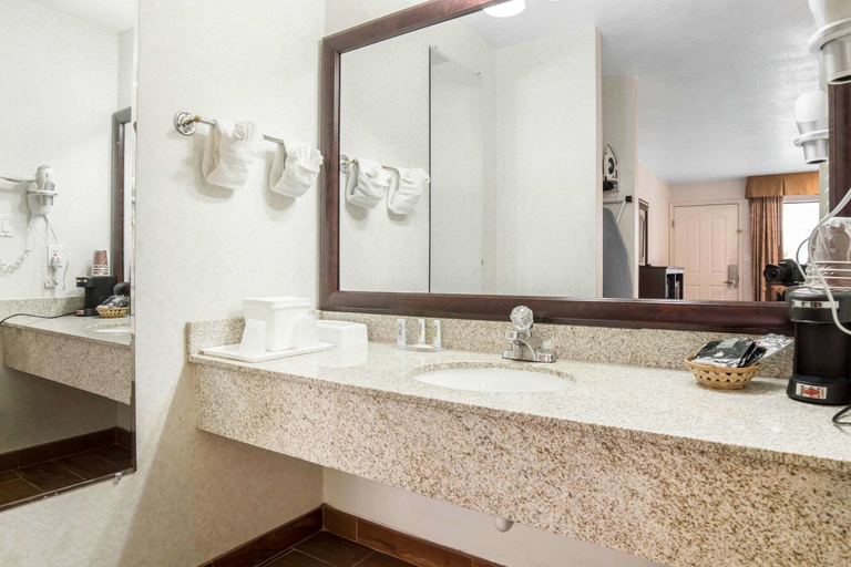 Bathroom 4, Quality Inn Saint George South Bluff, Washington