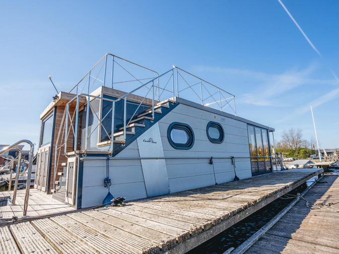 Exterior view 1, Houseboat at Marina with Lake Views, Uitgeest