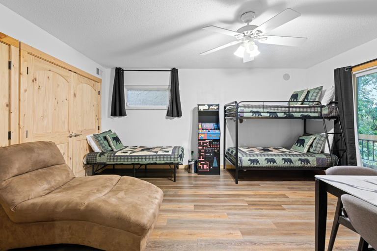 Room 3, Captain John's Cabin, Sevier
