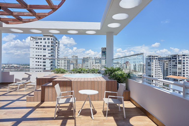 Outdoor spa tub 3, Shalom Tower By YellowKey, Distrito Nacional