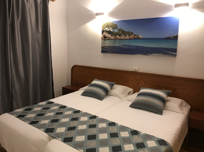 Bedroom 2, R2 Cala Millor Beach Apartment, Baleares