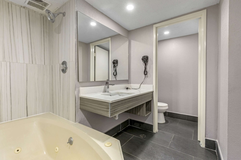 Bathroom 4, Quality Inn Newberry, Newberry