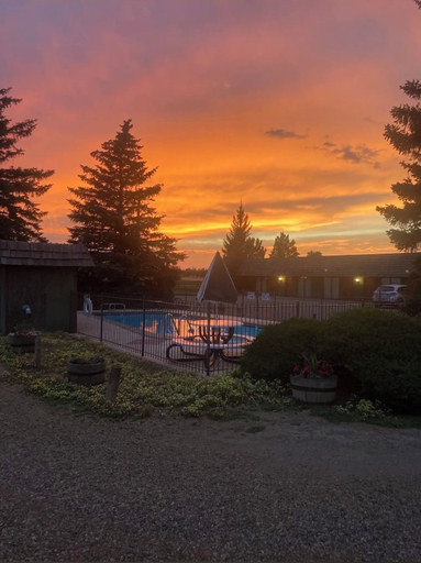Pool, North Winds Lodge LLC, Bowman