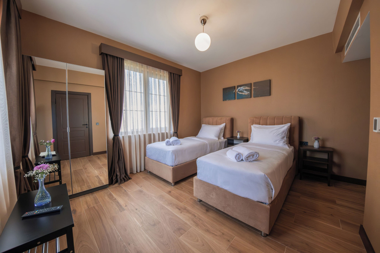 Room 4, Servi House, Merkez