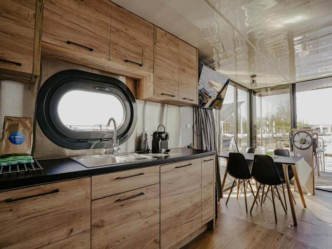 Kitchen 4, Houseboat at Marina with Lake Views, Uitgeest