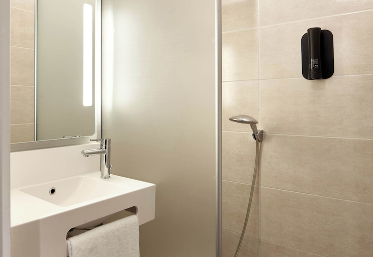 Bathroom 4, B&B HOTEL CERGY Saint-Christophe, Val-d'Oise