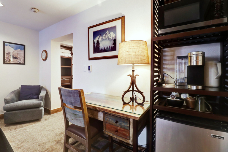 Interior 2, CM337H Copper Mtn Inn 1Br 1Ba Hotel Room, Summit