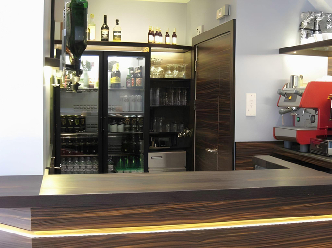 Food & Drinks 5, Crestfield Hotel, London