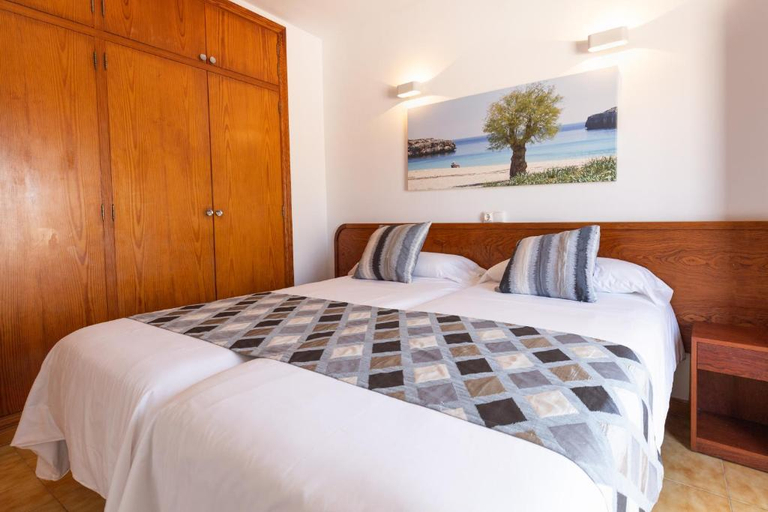 Bedroom 2, R2 Cala Millor Beach Apartment, Baleares
