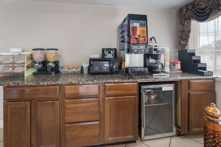 Food & Drinks 4, Econo Lodge Thomaston, Upson