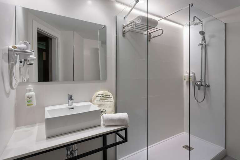 Bathroom 4, B&B Hotel Zaragoza Royal, Zaragoza