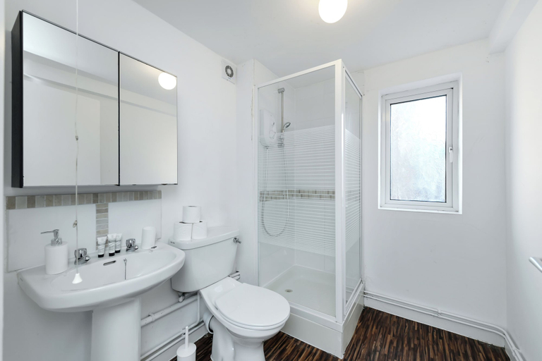 Bathroom 3, Montpellier Road 121, Nottingham
