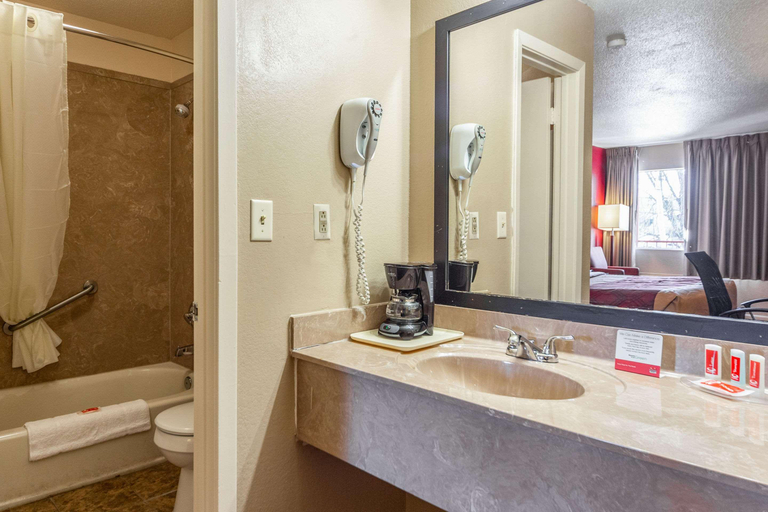 Bathroom 4, Econo Lodge Meridian South, Lauderdale