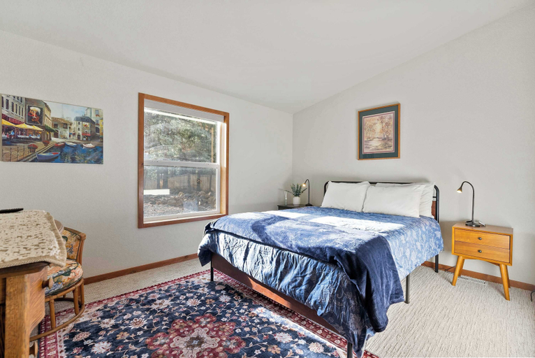 Room 4, Just Around the Bend For 8, Deschutes