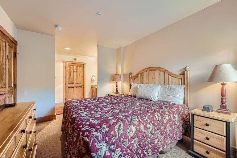 Room 2, 2263 Red Hawk Lodge 2 Bedroom Condo, Summit