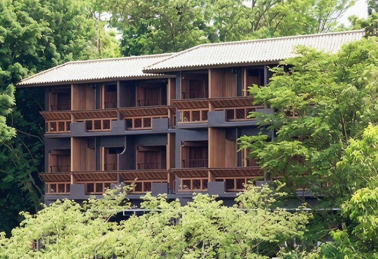 Exterior & Views