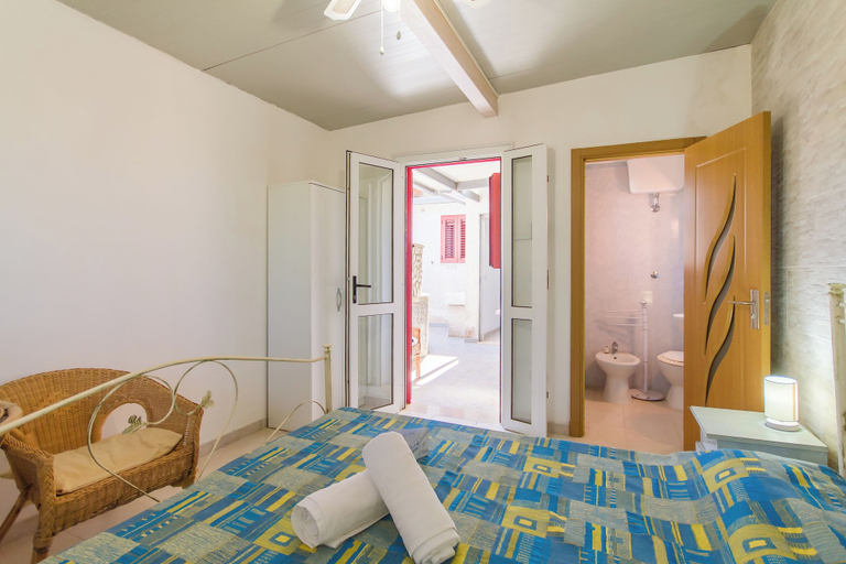 Room 4, Villetta Rossa with garden, Lecce