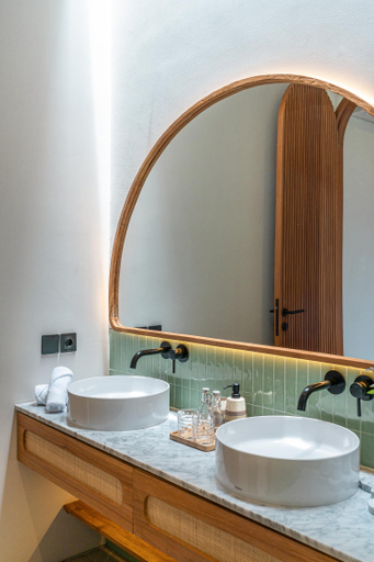 Bathroom 2, Casa 24A : Elegant 2BR Pool Villa, 5 Mins to Pererenan Beach, Badung