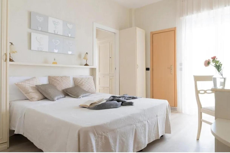 Bedroom 3, Hotel Mondial, Rimini