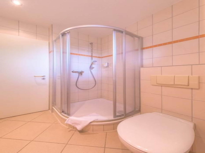 Bathroom 4, Elegant eingerichtete Ferienwohnung, Mecklenburgische Seenplatte