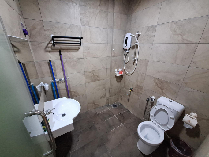 Bathroom 3, Bunny Homestay 405MB @ ROXY Apartment Kuching, Kuching