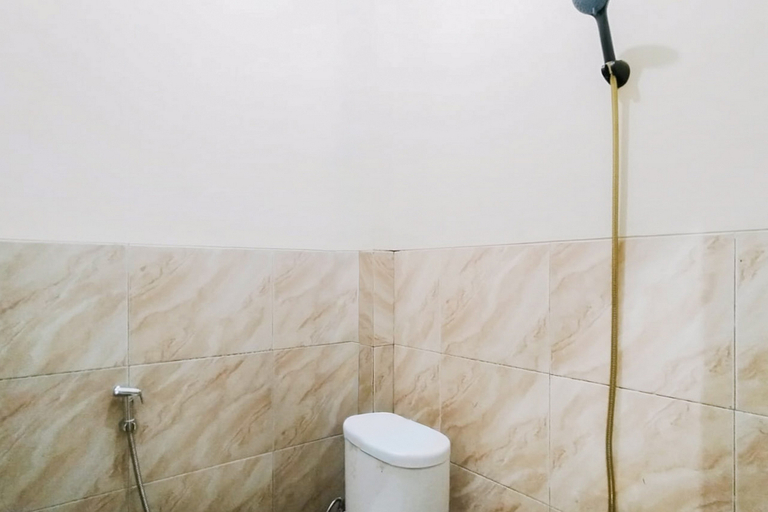 Bathroom 5, Nirina Homestay Pringsewu Mitra RedDoorz, Tanggamus