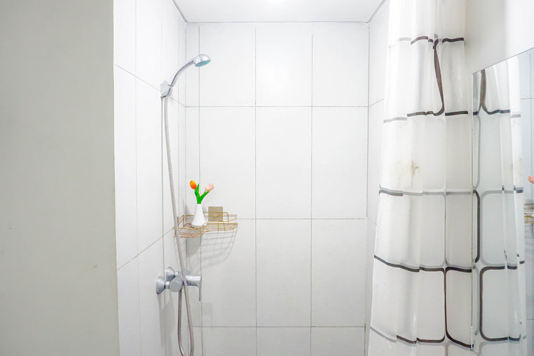 Bathroom 5, Wood Accent Studio at Royal Sentul Park Apartment By Travelio, Bogor