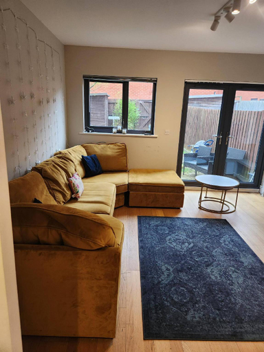 2, 2 Bedroom Modern House, Leicester