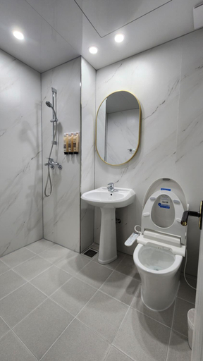 Bathroom 4, Zio Pintree, Yangyang