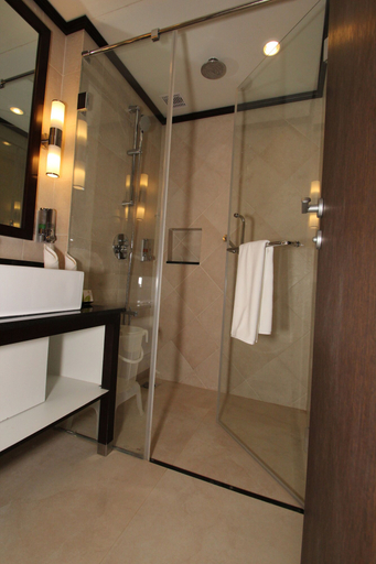 Bathroom 3, Club Mahindra Mount Serene, Idukki
