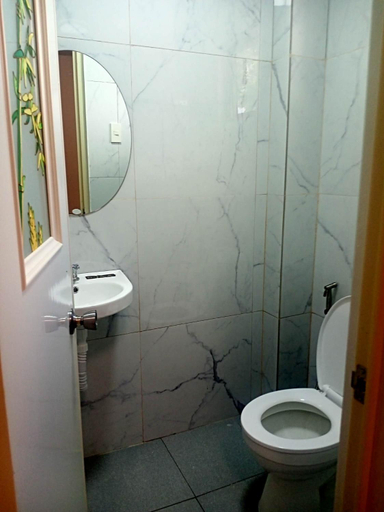 Bathroom 3, Guest Hotel Palestina Pili, Pili