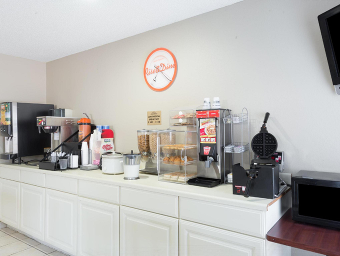 Food & Drinks 5, Baymont by Wyndham Iowa Lake Charles, Calcasieu