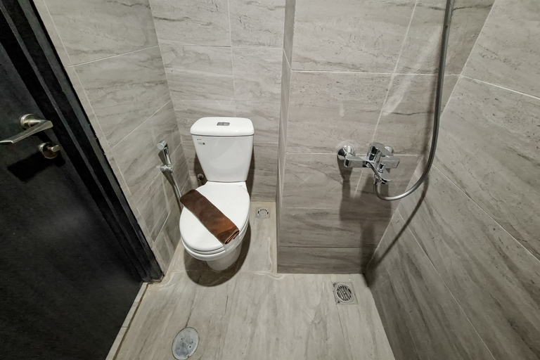 Bathroom 5, Blue Studio at Apartment Collins Boulevard By Travelio, Tangerang