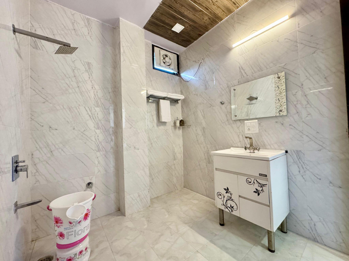 Bathroom, The Royal Terrace, Solan